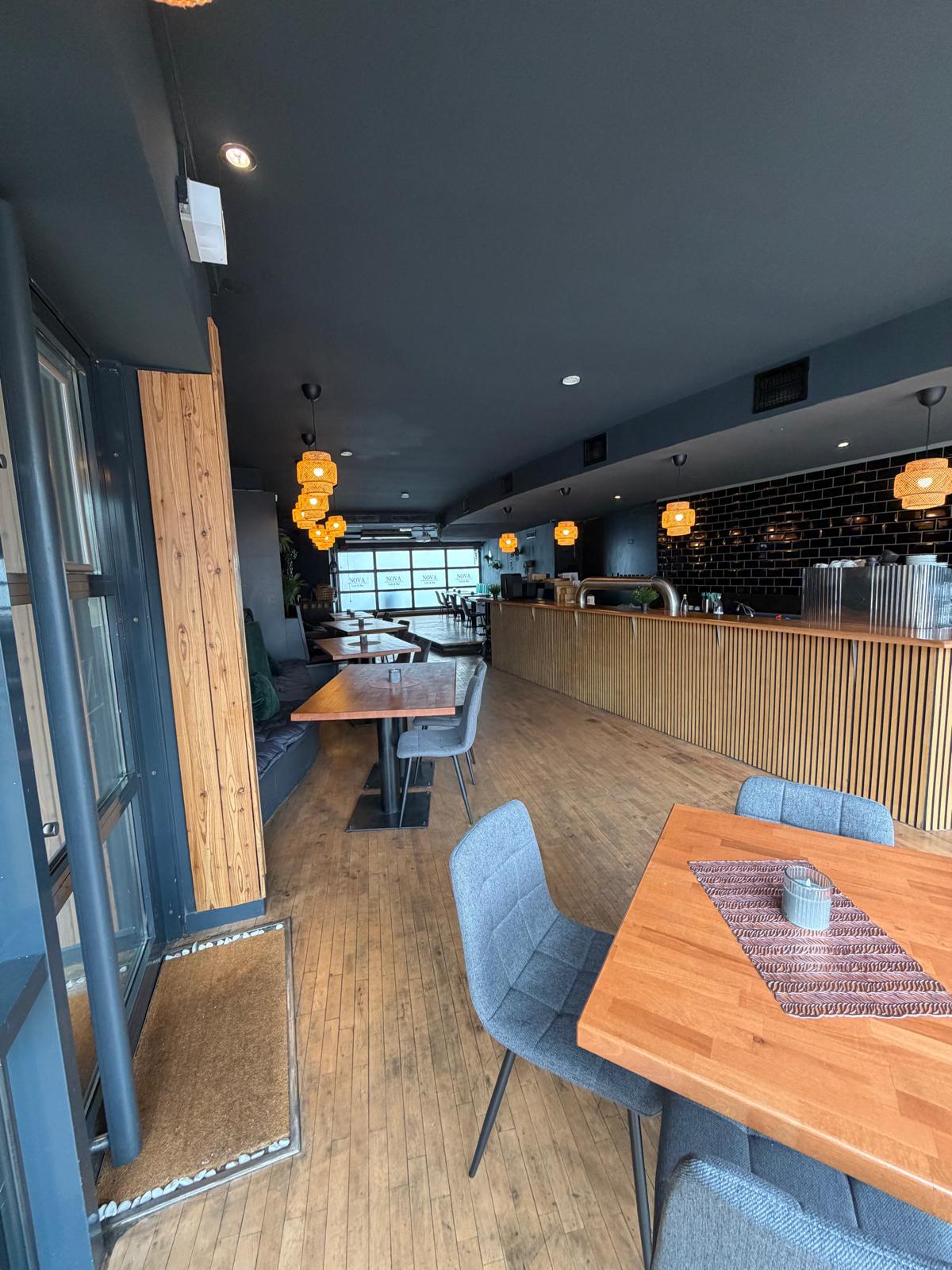 Nova Cafe & Bar — Ambiente